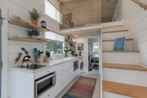 NEW Luxury Tiny Home with Hot Tub and Grill